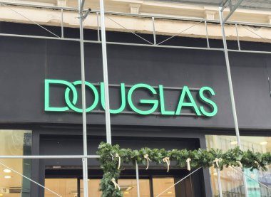 Zagreb, Hırvatistan - 14 Aralık 2025: Douglas mağaza vitrininde parlak yeşil logo ve bayram dekorasyonları yer alıyor ve karşılayıcı bir alışveriş atmosferi yaratıyor