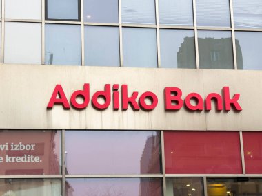Zagreb, Hırvatistan - 14 Aralık 2025: Addiko Bank 'ın mağaza vitrininde cam paneller ve canlı bir logoyla potansiyel müşteriler için davetkar bir atmosfer yaratacak parlak bir tasarım yer alıyor