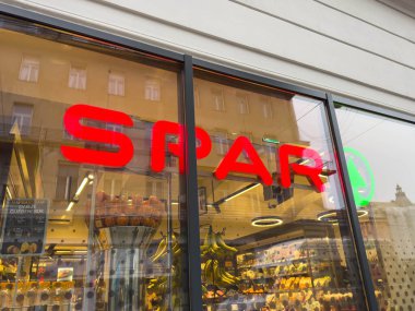 Zagreb, Hırvatistan - 14 Aralık 2025: SPAR süpermarket cephesinde parlak kırmızı logo ve cazip meyve ve sebze gösterileri sergilenerek hoş bir atmosfer yaratıldı