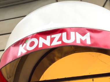 Zagreb, Hırvatistan - 14 Aralık 2025: Konzum süpermarket tabelası girişin üzerinde görünüyor ve müşterileri perakende ortamına parlak renkler ve markalaşma ile davet ediyor