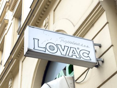 Zagreb, Hırvatistan - 14 Aralık 2025: Lovac restoran tabelası dış yapının benzersiz tasarımı ve ziyaretçiler için cazip ambiyansını vurguluyor