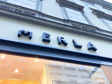 Zagreb, Hırvatistan - 14 Aralık 2025: Tarihi bir binada MERLA imzası, modern tasarımı canlı bir şehir ortamında klasik mimariyle harmanlıyor