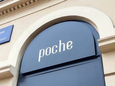 Zagreb, Hırvatistan - 14 Aralık 2025: Poche mağazası ön cephe inşaatı, şık tasarım ve kentsel mimarinin vurgulanması üzerine belirgin bir tabela astı