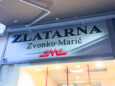Zagreb, Hırvatistan - 14 Aralık 2025: ZLATARNA mağaza tabelasında, çağdaş bir mağaza vitrinine karşı kurulmuş şık harflerle Zvanko Mariç adı yer alıyor