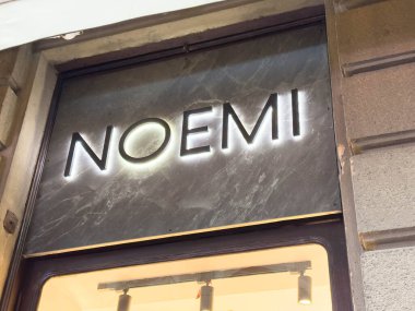 Zagreb, Hırvatistan - 14 Aralık 2025: Noemi gece aydınlatma işareti modern tasarım ve zarif tipografiyi ön plana çıkararak, kopya alanla kentsel ambiyansı artırdı