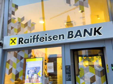 Zagreb, Hırvatistan - 14 Aralık 2025: Raiffeisen Bank girişi, canlı bir kentsel çevrede bankacılık deneyiminin altını çizerek çağdaş tasarım ve parlak tabela içeriyor