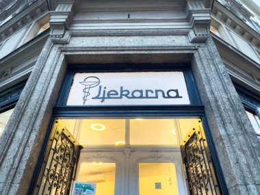 Zagreb, Hırvatistan - 14 Aralık 2025: Zarif eczane girişi, sağlıkla ilgili görseller için ideal ortam ve mimari ayrıntılarla 'Ljekarna' tabelasını içeriyor