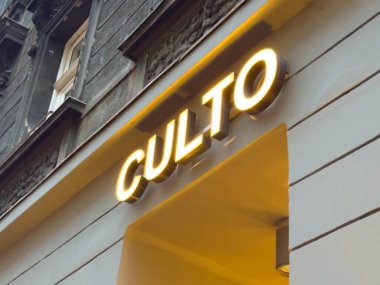 Zagreb, Hırvatistan - 14 Aralık 2025: Mağaza vitrininde aydınlanmış Culto imzası, yoldan geçenler için çağdaş kentsel mimari ve davetkar atmosferi vurguluyor