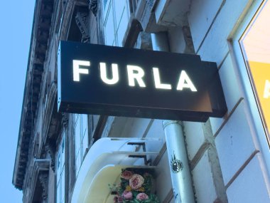 Zagreb, Hırvatistan - 14 Aralık 2025: Günbatımında Furla 'nın dış yapı tabelasını aydınlatması, lüks moda perakendecisinin canlı kent ortamında altını çizdi