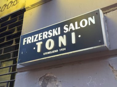 Zagreb, Hırvatistan - 14 Aralık 2025: Frizerski Salon Toni imzası, canlı bir şehir ortamında yer alan eski tasarım ve tarihi köklerini vurguluyor