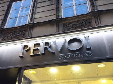 Zagreb, Hırvatistan - 14 Aralık 2025: Pervoi Butikleri mağaza vitrininde parlak ışıklı şık tasarımlar sergilenerek, akşam alışverişçileri için davetkar bir ortam yaratıyor