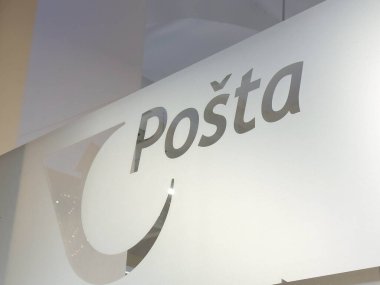 Zagreb, Hırvatistan - 14 Aralık 2025: Çağdaş bir postanede modern markalaşma ve tasarım estetiğini vurgulayan bir posta tabelası yer alıyor