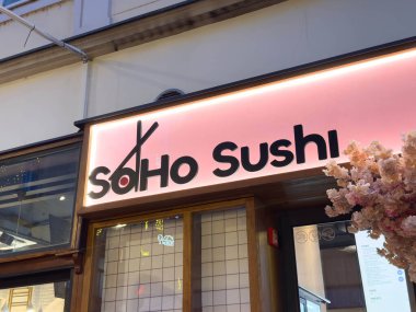 Zagreb, Hırvatistan - 14 Aralık 2025: Modern tasarım unsurlarının yer aldığı ve lokantaların atmosferini teşvik eden Soho Sushi restoranının aydınlatma işareti