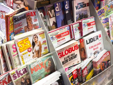 Zagreb, Hırvatistan - 14 Aralık 2025: Yaşam tarzı, moda ve haberler de dahil olmak üzere çeşitli yayınlarla dolu canlı dergi rafı okuyucuları çeşitli konuları keşfetmeye çağırıyor