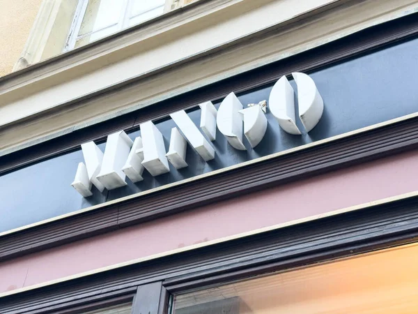 Zagreb, Hırvatistan - 14 Aralık 2025: MANGO mağaza tabelası, çağdaş tasarım ve kentsel alışverişçileri fotokopi alanına davet eden butik dış yüzeyinde yer aldı