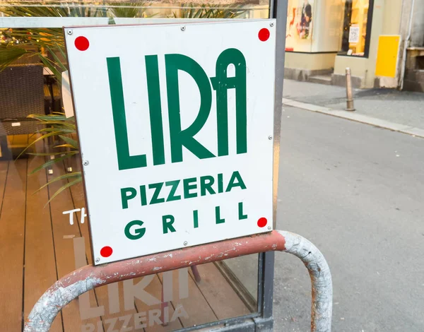 Zagreb, Hırvatistan - 14 Aralık 2025: Lira Pizzeria Grill tabelasına sokakta belirgin bir şekilde yer verilerek ortam ve canlı yeşil renkler vurgulandı