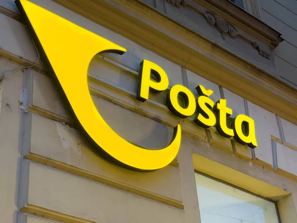 Zagreb, Hırvatistan - 14 Aralık 2025: Posta tabelasının gece yarısı açık bırakılması, canlı kentsel ortamdaki posta hizmetlerini vurguluyor