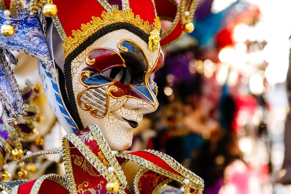 Festivalde kırmızı ve altın renkli Venedik karnaval maskesi.
