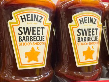 Zagreb, Hırvatistan - 17 Aralık 2025: Perakende satış rafında sergilenen Heinz Sweet Barbekü Sosu şişeleri, parlak etiketler ve gıda severlere cazip renkler sunuyor