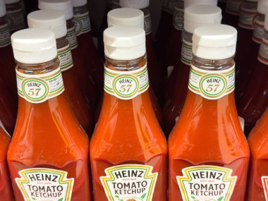 Zagreb, Hırvatistan - 17 Aralık 2025: Heinz ketçap şişeleri bir süpermarket rafında sergilenerek, bunların parlak kırmızı renkleri ve tanınabilir markalarını vurguluyor