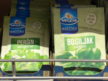 Zagreb, Hırvatistan - 17 Aralık 2025: Vegeta Maestro baharat paketleri, renkli tasarımlar ve bitki tasvirlerini ön plana çıkaran kurutulmuş maydanoz ve fesleğen sergiliyor