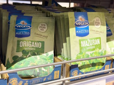 Zagreb, Hırvatistan - 17 Aralık 2025: Vegeta Maestro baharat paketleri kekik ve marjoram bir süpermarket rafında renklendirici tasarım ve mutfak kullanımlarını ön plana çıkararak düzgünce düzenlendi