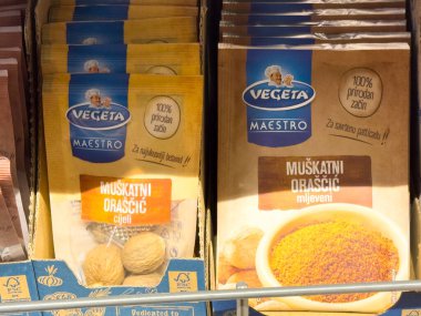 Zagreb, Hırvatistan - 17 Aralık 2025: Vegeta Maestro hindistan cevizi baharat paketleri renkli tasarımı ve doğal malzemelerini ön plana çıkaran bir rafa yerleştirildi
