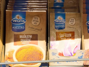 Zagreb, Hırvatistan - 17 Aralık 2025: Vegeta Maestro baharat paketleri renkli paketlerde zemin hindistan cevizi ve safranı vurguluyor