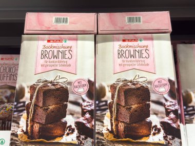 Zagreb, Hırvatistan - 17 Aralık 2025: Brownie karışık kutuları bir süpermarket rafında sergilenerek lezzetli çikolata aroması ve pişirme kolaylığı vurgulanıyor