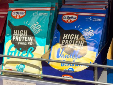 Zagreb, Hırvatistan - 17 Aralık 2025: Dr. Oetker yüksek proteinli puding paketleri, renkli paketlerde besleyici tatlı seçenekleri için mükemmel olan Yunan ve vanilyalı tatlılar içeriyor