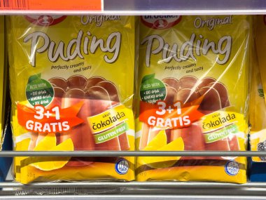 Zagreb, Hırvatistan - 17 Aralık 2025: Süpermarket rafında sergilenen glütensiz seçenekler ve renkli markalaşma içeren Dr. Oetker puding karışık paketleri