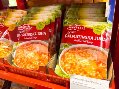Zagreb, Hırvatistan - 17 Aralık 2025: Rafa dizilmiş Podravka Dalmaçya çorba paketleri, parlak renkler ve gıda aşıkları için davetiye tasarımı