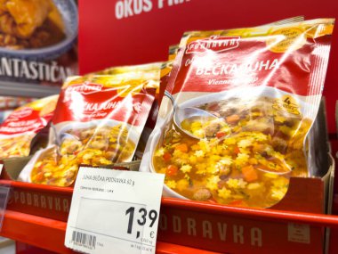 Zagreb, Hırvatistan - 17 Aralık 2025: Podravka Bechamel çorba karışımı paketleri bir süpermarket rafına yerleştirilerek renkli tasarımları ve cazip aromaları ön plana çıkarıldı