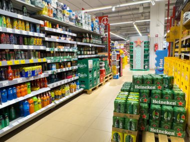 Zagreb, Hırvatistan - 17 Aralık 2025: Süpermarket koridorunda çeşitli içecek şişeleri ve bira sandıkları sergilenerek, cazip bir alışveriş ortamı yaratıldı