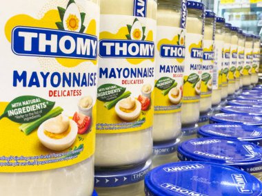 Zagreb, Hırvatistan - 17 Aralık 2025: Thomy mayonez kavanozları bir süpermarket rafında renklendirici etiketleri ve çekici tasarımı vurguluyor