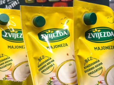 Zagreb, Hırvatistan - 17 Aralık 2025: Rafa dizilmiş ZVIJEZDA mayonez paketleri, tüketiciler için parlak sarı ambalaj ve çevre dostu materyalleri vurguluyor