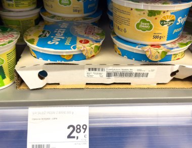 Zagreb, Hırvatistan - 17 Aralık 2025: Taze peynir kapları, renkli ambalaj ve fiyatlandırma ayrıntılarını fotokopi alanı ile vurgulayarak bir süpermarket rafına düzgünce yerleştirildi