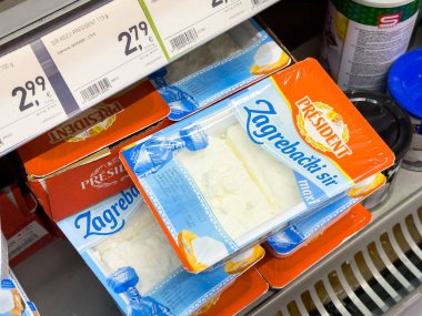 Zagreb, Hırvatistan - 17 Aralık 2025: Cumhurbaşkanı markası Zagreb peynir paketleri, parlak renkler ve fotokopi alanı ile cazip tasarım içeren bir süpermarket rafına yerleştirildi