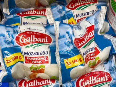 Zagreb, Hırvatistan - 17 Aralık 2025: Galbani mozzarella peyniri paketleri, parlak mavi ambalaj ve taze peynir dokusunun yer aldığı bakkalda sergilendi