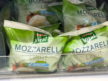 Zagreb, Hırvatistan - 17 Aralık 2025: Hayati mozzarella hafif peynir paketleri, taze malzemeler ve sağlıklı seçenekler vurgulanarak bir süpermarket dondurucusunda düzenli olarak düzenleniyor