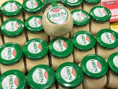 Zagreb, Hırvatistan - 17 Aralık 2025: Yaban turpu çeşnisi kavanozları bir markette sergilenerek canlı yeşil kapaklar ve cazip düzenlemeler vurgulanıyor