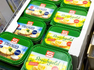 Zagreb, Hırvatistan - 17 Aralık 2025: Bütçe Streichgold tereyağı serpiştirme kapları bakkalda renklendirici ambalajlar ve tüketiciler için cazip tasarım eşliğinde düzenlendi