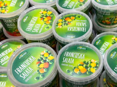 Zagreb, Hırvatistan - 17 Aralık 2025: Zvizdeda Francuska Salata konteynerleri, renkli sebze karışımı ve çekici ambalaj tasarımının altını çizerek güzel bir şekilde düzenlendi