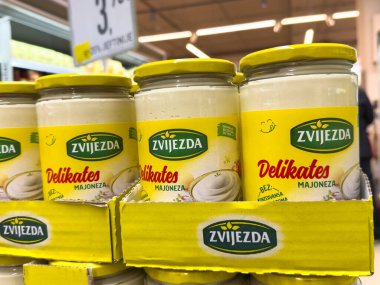 Zagreb, Hırvatistan - 17 Aralık 2025: Zvijezda mayonez kavanozları, parlak ambalajlarını ve davetkar görünümlerini ön plana çıkaran bir süpermarket rafına güzelce yerleştirildi