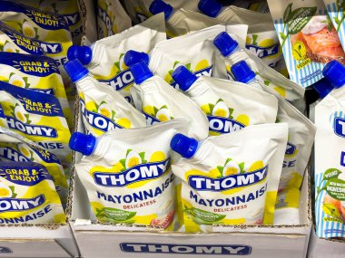 Zagreb, Hırvatistan - 17 Aralık 2025: Thomy mayonez kesesi gıda hazırlama ve keyif alma amaçlı parlak renkler ve göz alıcı tasarımı içeren market raflarında sergilendi