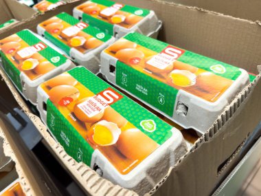 Zagreb, Hırvatistan - 17 Aralık 2025: Geri dönüşümlü paketlerdeki organik yumurtalar, çevre dostu tarım ve kaliteli tarımın altını çizerek karton bir kutuya yerleştirildi