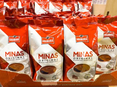 Zagreb, Hırvatistan - 17 Aralık 2025: Anamaria Minas Orijinal kahve poşetleri renkli bir şekilde düzenlenerek ürünün kalitesi ve kahve severlere yönelik cazibesi vurgulandı