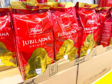 Zagreb, Hırvatistan - 17 Aralık 2025: Rafa dizilmiş Franck Jubilarnu kahve poşetleri, koyu kırmızı rengini ve bir kadının belirgin illüstrasyonunu vurguluyor