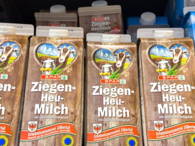 Zagreb, Hırvatistan - 17 Aralık 2025: Ziegen-Heu-Milch karton kutuları rafa dizilerek ambalaj tasarımındaki doğal malzemeler ve alp manzarasının altı çizildi