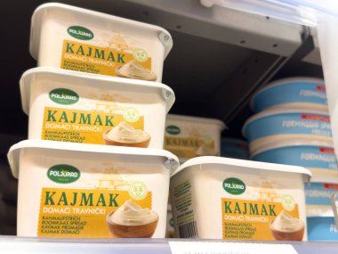 Zagreb, Hırvatistan - 17 Aralık 2025: Poljard Kajmak süt ürünleri saçılmış konteynerler, kremsi dokularını ve çekici ambalajlarını vurgulayarak bir süpermarket rafına güzelce yerleştirildi